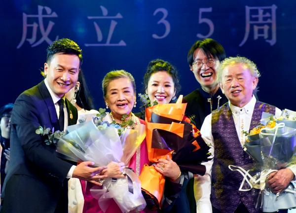 84岁朱逢博登台唱《金梭和银梭》，35年前他们在上海创立中国首个轻音乐团