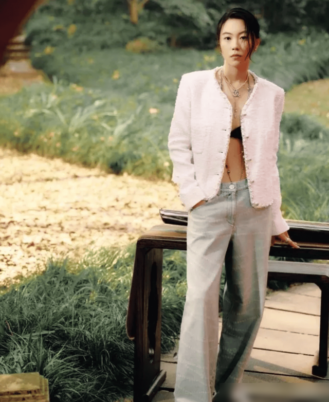 窦靖童洗掉“虾线”后判若两人！穿香奈儿外套，时尚气质不输王菲