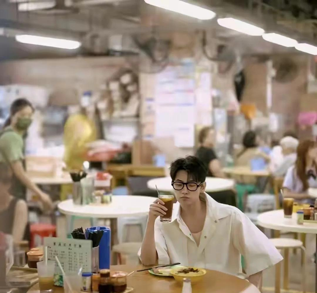 杨洋瘦身后帅气值暴增,退伍后的气质完全不一样,太迷人了