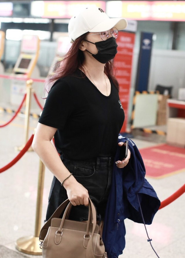 玲花身材原来还挺好，穿“破边”短裤秀长腿，一身黑越看越瘦