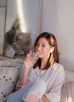 同事三分亲(两位TVB妈妈级艺人，年近四十却依然保持“童颜”)