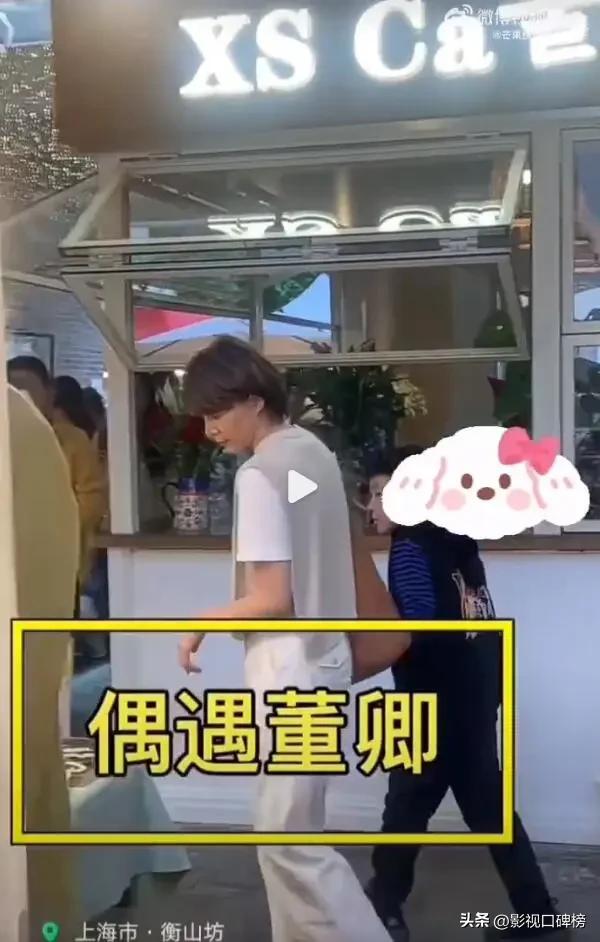 董卿带10岁儿子游布达拉宫,身材纤瘦,手臂黝黑,脸上白皙