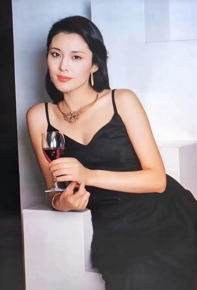 12位日本昭和女星,个个都是风情万种的美熟女,你更喜欢哪一位?