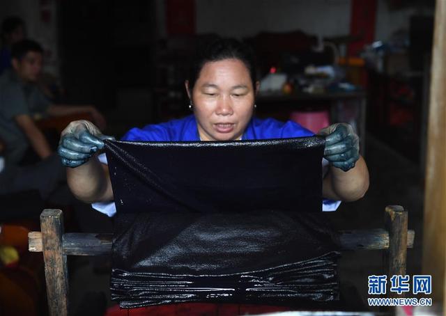 侗乡探秘：亮布侗衣让人迷