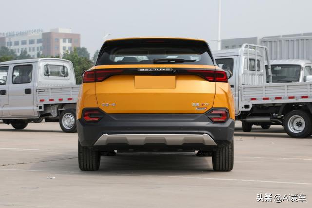 尺寸不小车身好停，自动挡好开家用SUV，不贵又省油，实拍奔腾T77