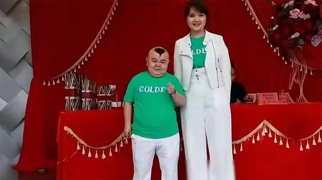 1米2男子娶1米65漂亮妻子，买7套房开豪车，妻子：我不图钱，图人