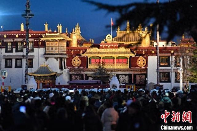 西藏拉萨藏传佛教信众过“燃灯日” 缅怀宗喀巴大师