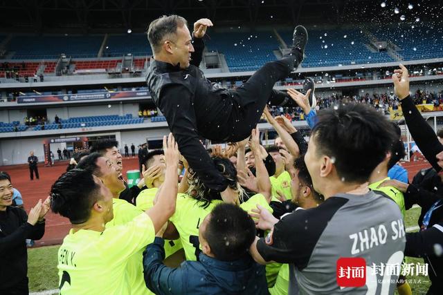 四川九牛冲超成功狂欢瞬间：队员脱衣拥抱，外援亲吻妻儿