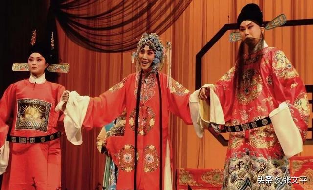 传统剧目《双官诰》中的“官诰”是指什么?