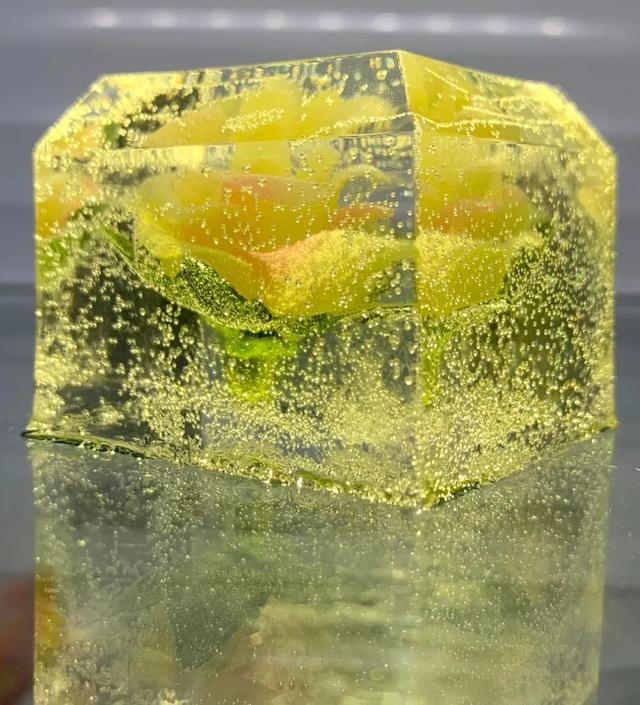 【约会哈尔滨 冰雪暖世界】去年送“小灵龙” 的哈尔滨小伙，今年又做了批“冰封小玫瑰”……