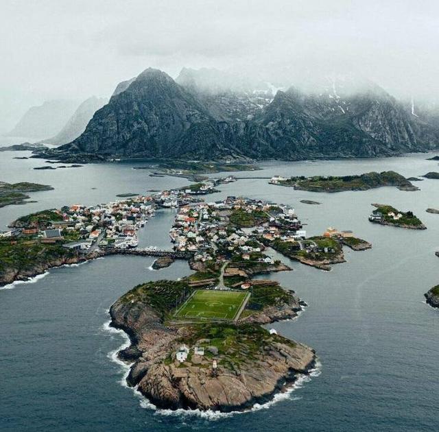 20张精彩照片：丹麦漂亮的超胖女模特，可泡澡的五星级球场观众席