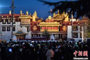 宗喀巴(西藏拉萨藏传佛教信众过“燃灯日” 缅怀宗喀巴大师)