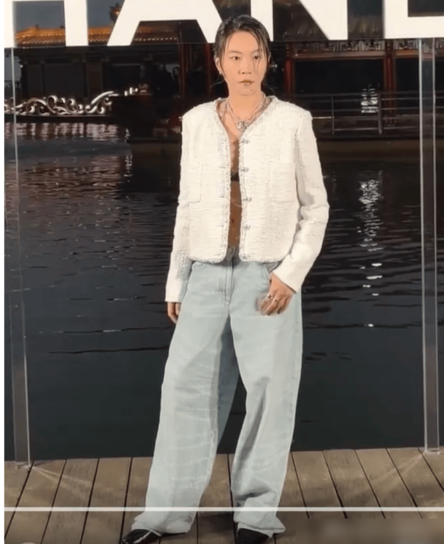 窦靖童洗掉“虾线”后判若两人！穿香奈儿外套，时尚气质不输王菲