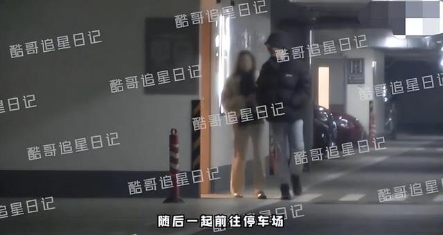 许魏洲和老婆张圣樱外出聚餐 手挽手热聊亲密恩爱