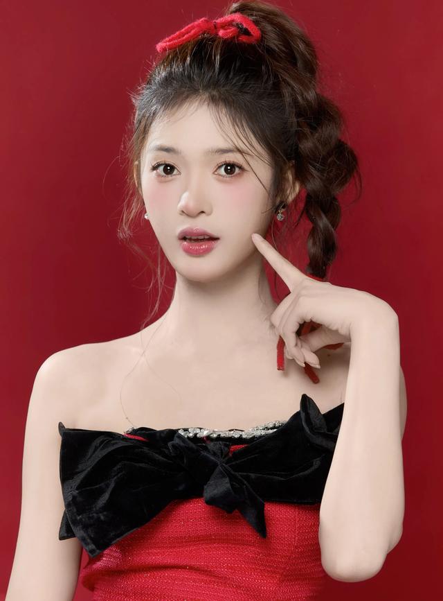 甜美红裙少女,手持糖葫芦,散发迷人气息