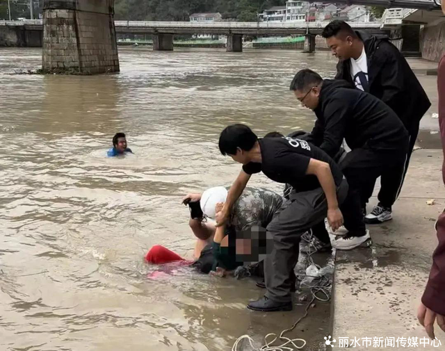 跃入水中火速救人 “00后”退役特种兵勇救落水群众