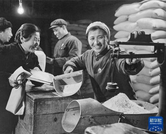 “国社之镜·世纪光影”新华社新闻摄影展丨丰衣足食(下篇)