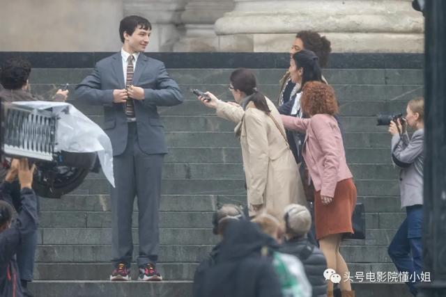 DC电影《闪电侠》开拍！超女造型被吐槽，白发蝙蝠侠让粉丝激动了