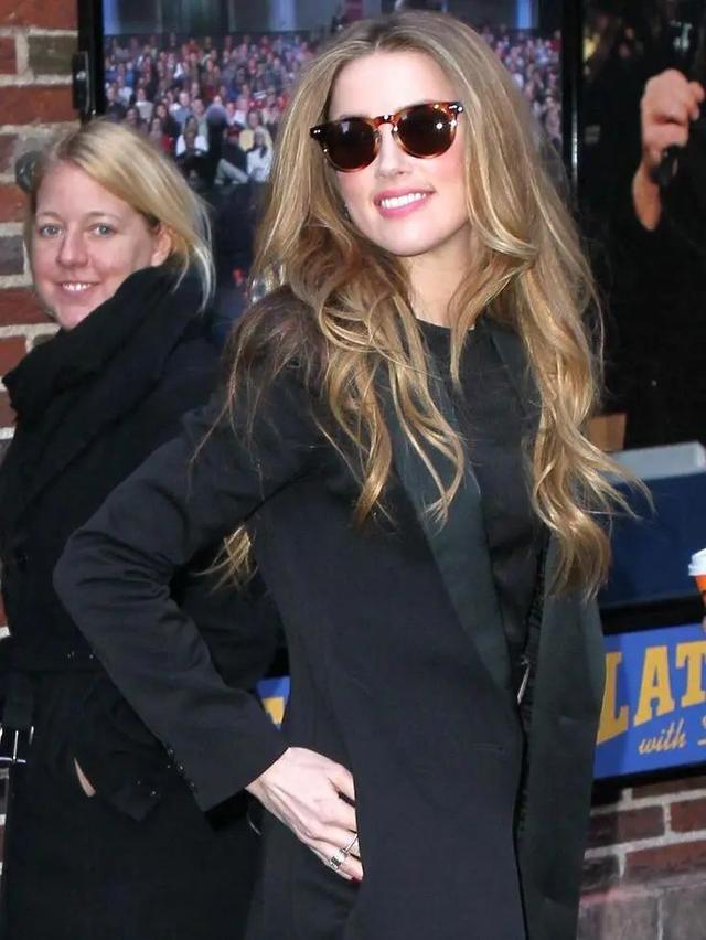 德普前妻、马斯克前女友太美了！性格直率身材火辣，美照层出不穷