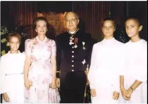 与堂弟不伦生子，与亲哥反目成仇，她是赌王晚年最痛恨的妹妹