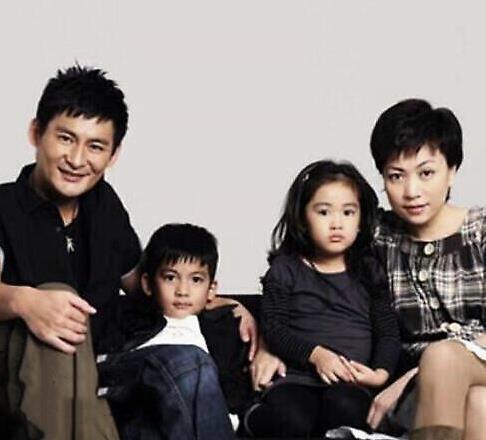 景岗山16岁女儿曝光！浓妆出镜五官像爹，戴4个耳钉被指过于早熟