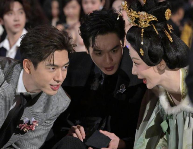 微博之夜现场大混战!肖战坐前排王一博不敢落座,关晓彤被边缘化