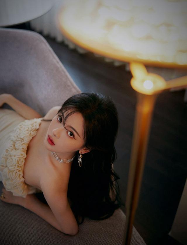 杨超越齐胸白色礼服性感写真