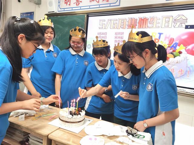 高中数学教师熬夜一周为53名学生书写藏头诗评语