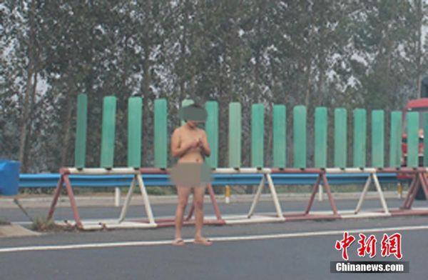 5名男子凌晨雪中裸奔 称为致青春洗涤心灵