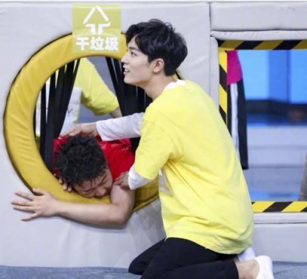 肖战参加《快本》，有谁注意他的“裤腿”？网友不觉得热吗？