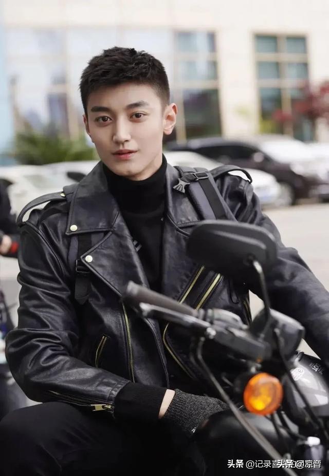 来看看翟子路和他的两位同学,看看这三位青年男演员哪一位最帅