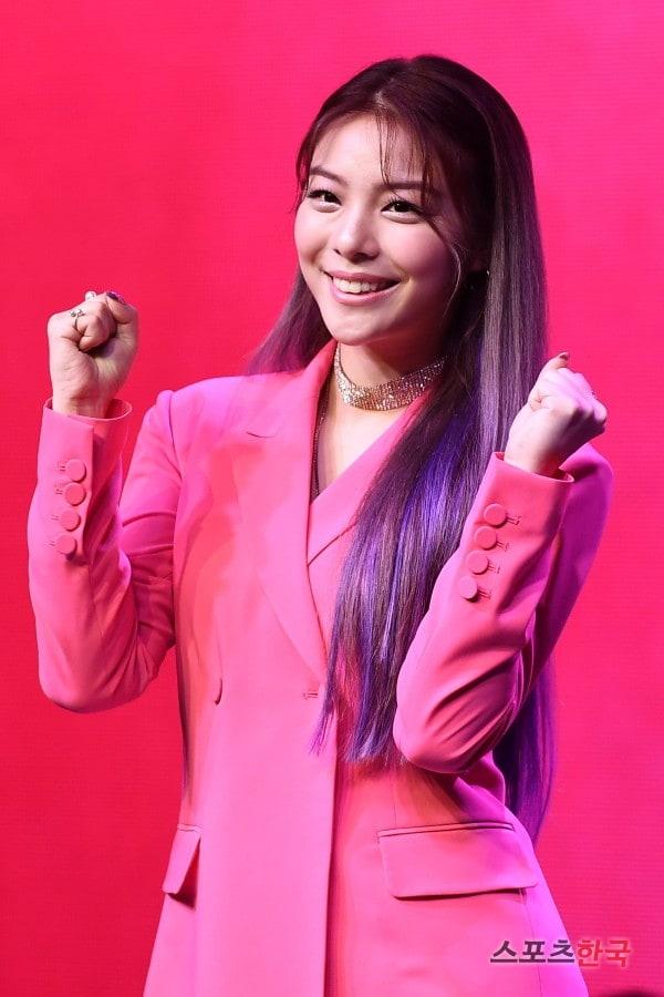 韩国知名女星，结婚对象公开，出演过真人秀节目《单身即地狱》