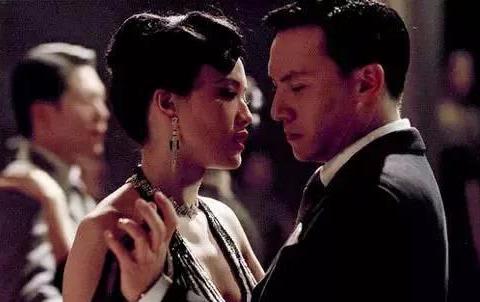 张震舒淇片场忘我激吻，停止后才发现，导演、摄像师已在旁边抽烟