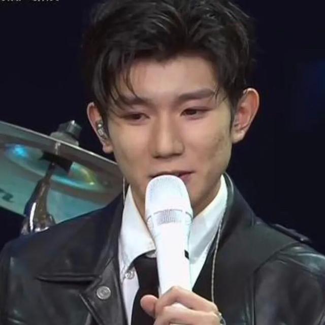 王源皮肤再引争议！快本镜头下脸部凸点明显，磨皮滤镜也挡不住