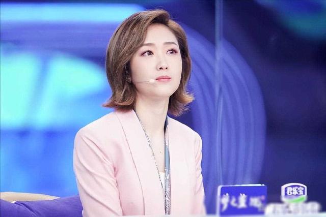 央视美女主持人王嘉宁：29岁嫁人，老公年轻帅气，爱情事业双丰