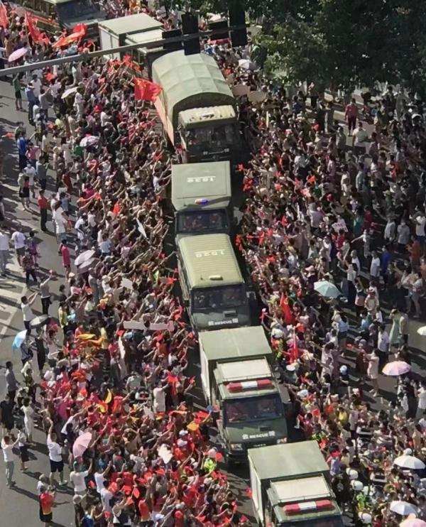 夹道欢送！“这大概是中国独有的场面了”