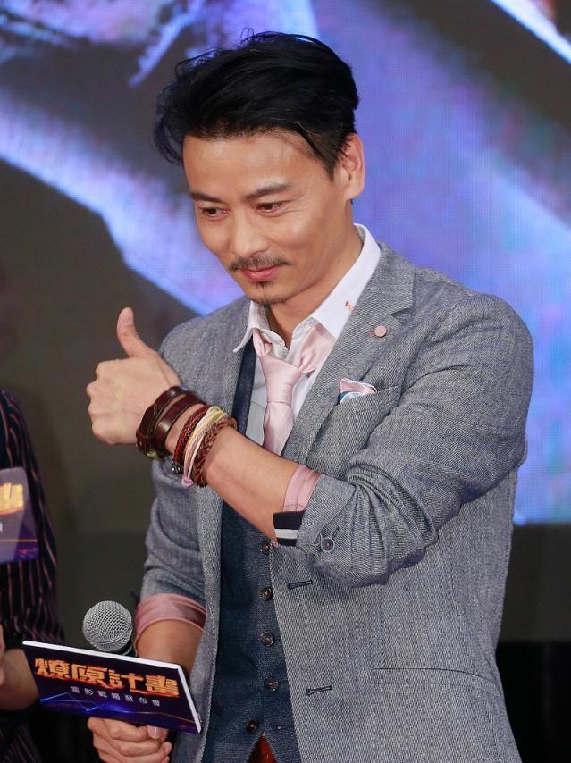 蔡少芬个高穿西装好霸气，同框老公气场被碾压，高2cm却变陪衬