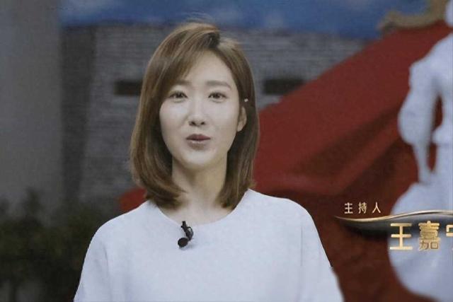 央视美女主持人王嘉宁：29岁嫁人，老公年轻帅气，爱情事业双丰