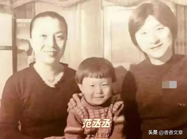 范丞丞父母山东过年,母亲戴翡翠吊坠像大牌新穿搭,二老不像70岁