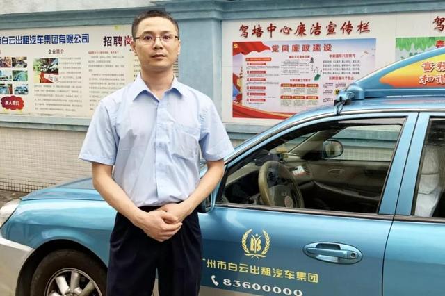 男子光天化日当街接连掀了几个女孩的裙子,却不料身后…