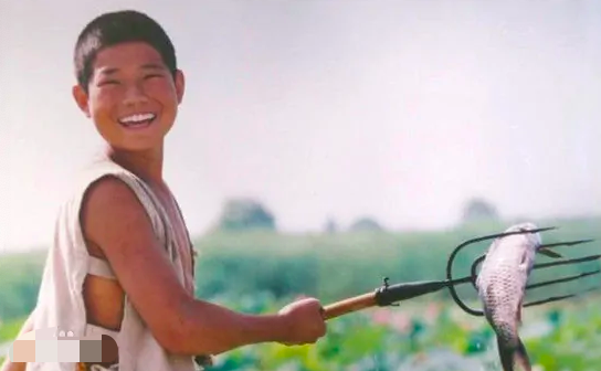 嘎子谢孟伟又惹争议,和妻子穿廉价礼服要二婚,曾豪掷千金办婚礼