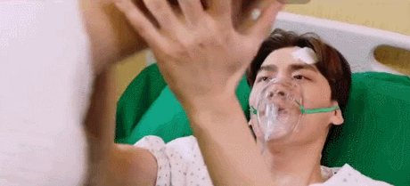 车祸后躺在地上吻，拔掉氧气管还要吻，国产剧花式吻戏智商在哪？