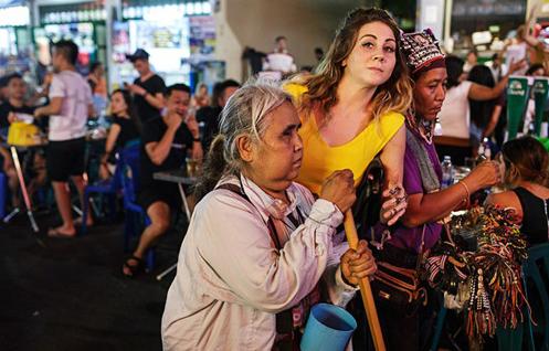 泰国曼谷的一条街:激情四色,不眠之夜