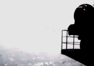 俄军图22坠毁是意外?在美军舰头上撒油玩杂技坠毁,这么爱刺激?