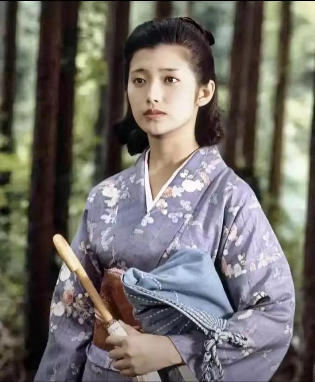 12位日本昭和女星,个个都是风情万种的美熟女,你更喜欢哪一位?