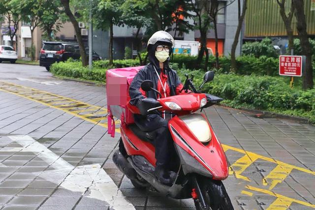 女星拒绝富商，与职员结婚，婚后却为生计送外卖