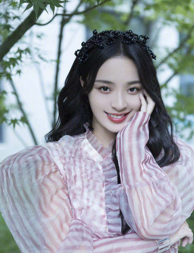 28岁央视前美女主持官宣恋情！晒比心图告白，和男友登恋综好般配