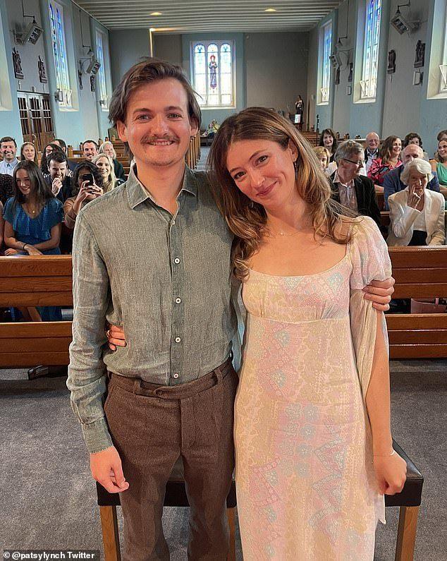 “权游乔佛里”办婚礼，质朴温馨新娘可爱，30岁的娃娃脸重返银幕