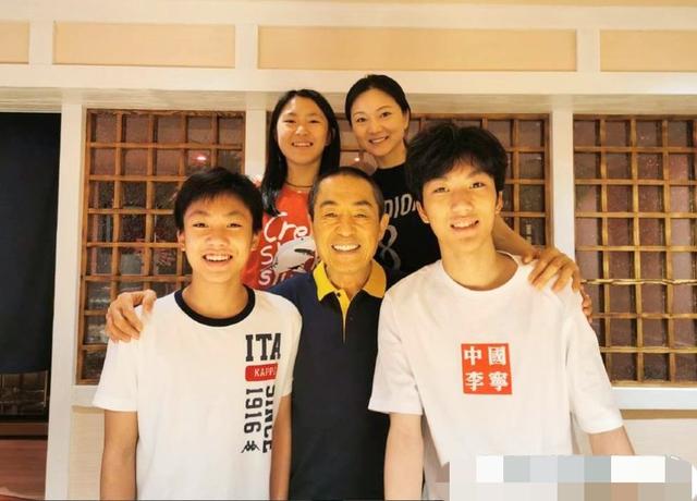 张艺谋小31岁娇妻与女儿合照，素颜出镜太显嫩，15岁小女儿清纯可爱