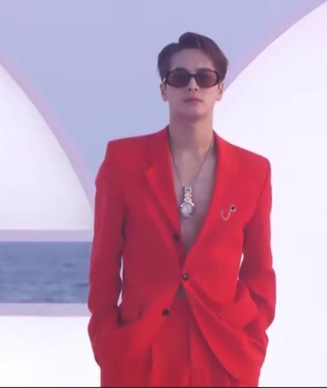 GQ红毯看点：baby怼脸太惊艳，邓伦变油腻男，杨天真成大风受害者